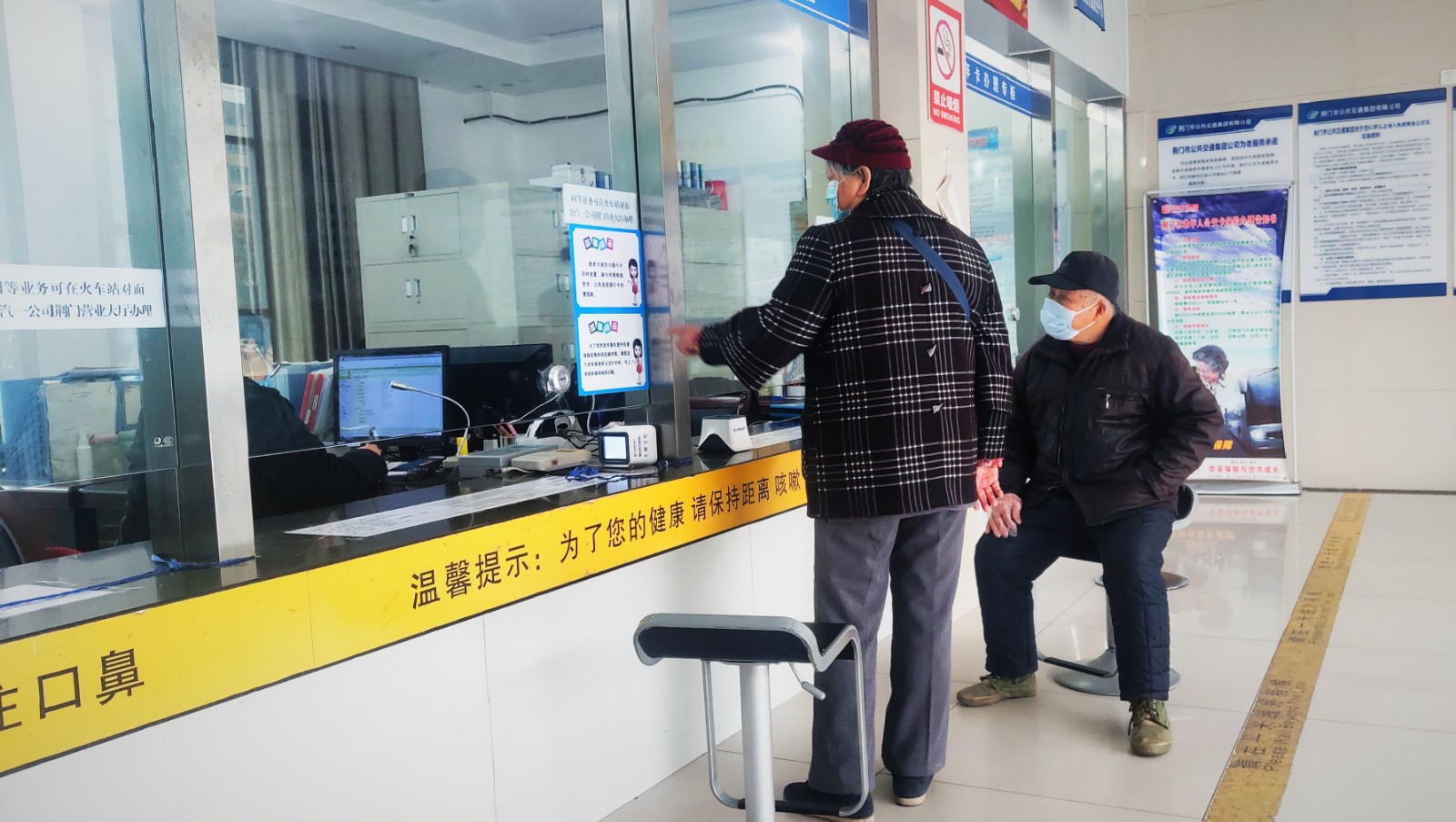 敬老卡業(yè)務(wù)升級后，老年顧客辦卡時，與窗口工作人員親切交談.jpg