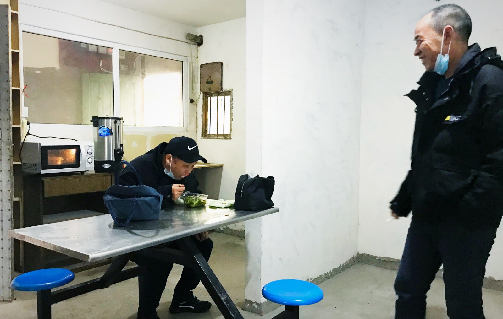 10月份，公司新租建駕駛員休息室之一，駕駛員在休息室內(nèi)愉悅休息與交談.jpg